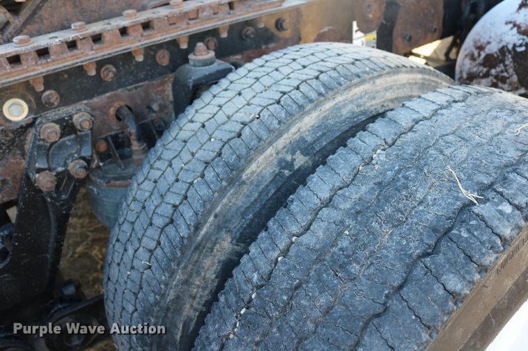 image for item DD6056 2005 Kenworth T800 semi truck