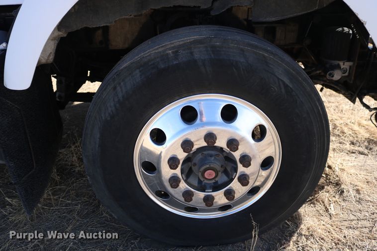 image for item DD6056 2005 Kenworth T800 semi truck