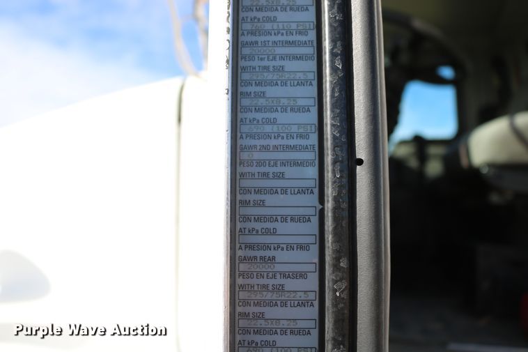 image for item DD6056 2005 Kenworth T800 semi truck