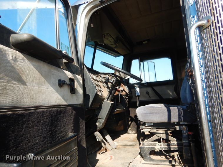 image for item DE4074 1987 Peterbilt 379 semi truck