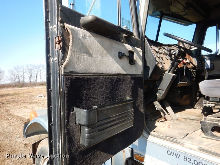 image for item DE4074 1987 Peterbilt 379 semi truck