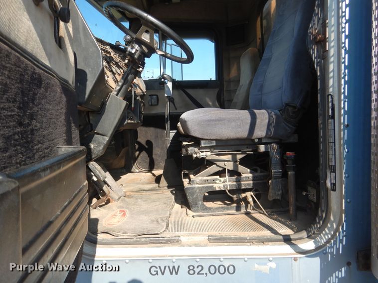 image for item DE4074 1987 Peterbilt 379 semi truck