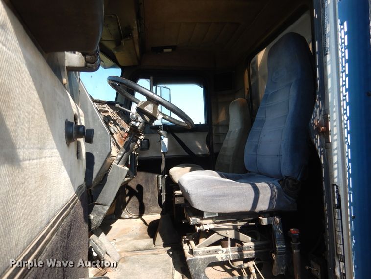 image for item DE4074 1987 Peterbilt 379 semi truck