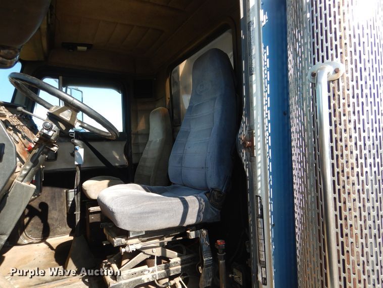 image for item DE4074 1987 Peterbilt 379 semi truck