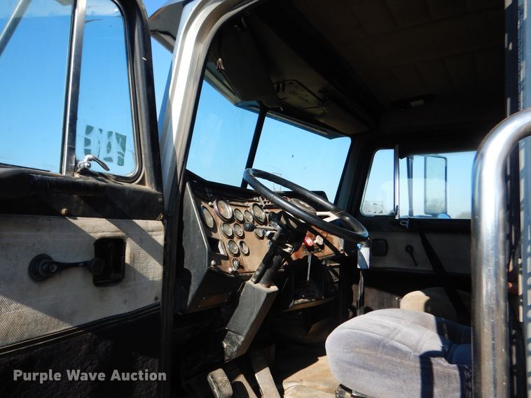 image for item DE4074 1987 Peterbilt 379 semi truck