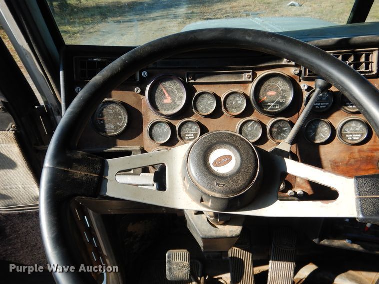 image for item DE4074 1987 Peterbilt 379 semi truck
