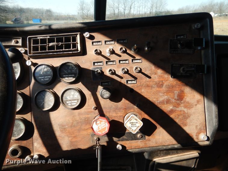 image for item DE4074 1987 Peterbilt 379 semi truck