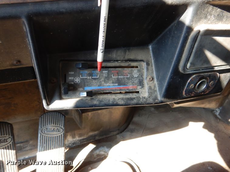 image for item DE4074 1987 Peterbilt 379 semi truck