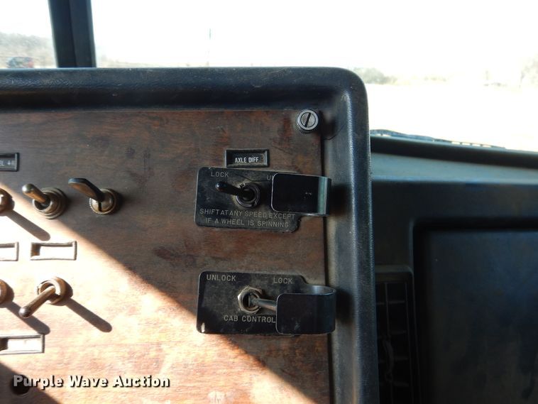 image for item DE4074 1987 Peterbilt 379 semi truck