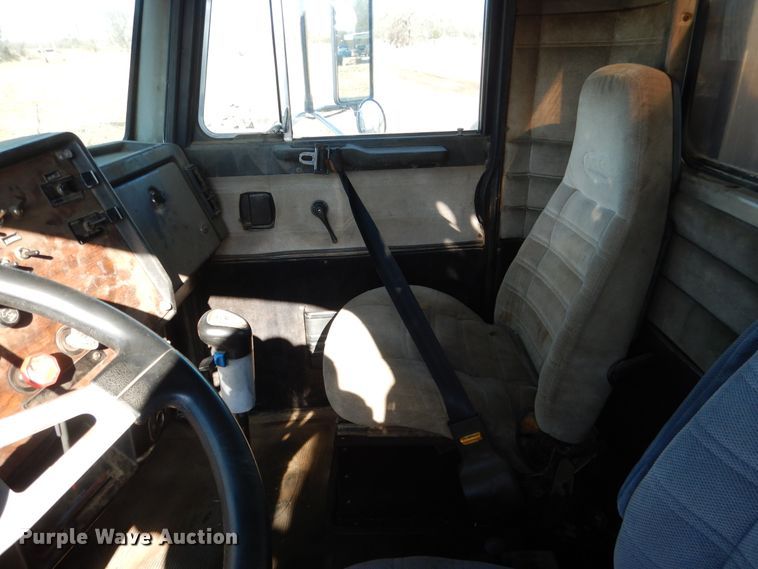 image for item DE4074 1987 Peterbilt 379 semi truck