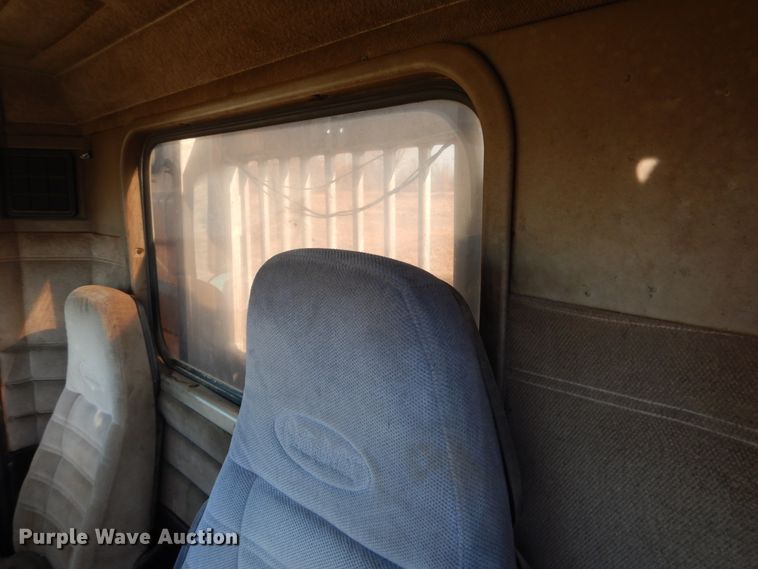 image for item DE4074 1987 Peterbilt 379 semi truck