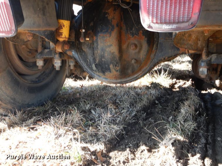 image for item DE4074 1987 Peterbilt 379 semi truck