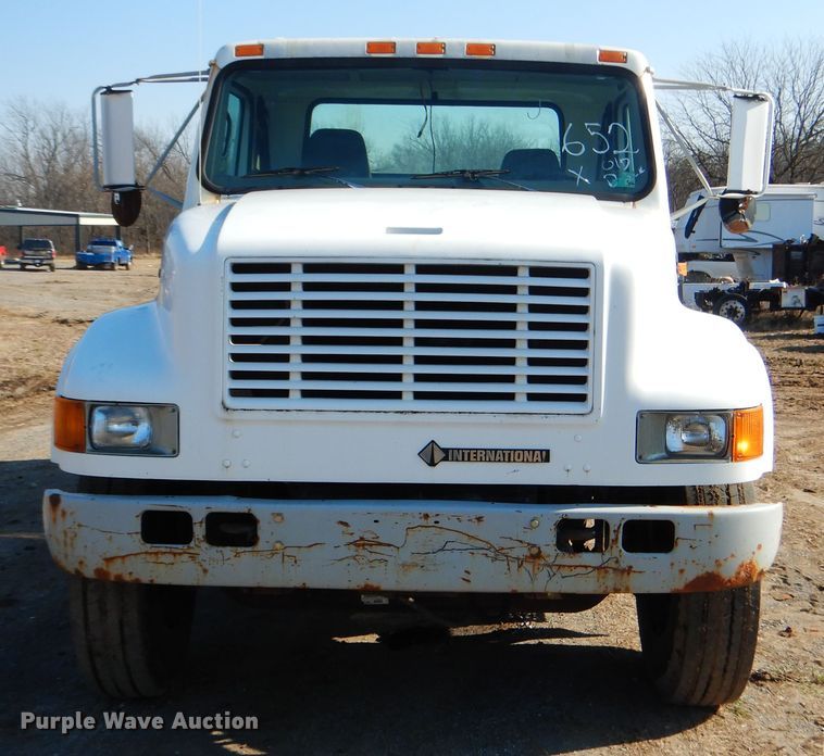 image for item DE4079 2001 International 4900 flatbed truck