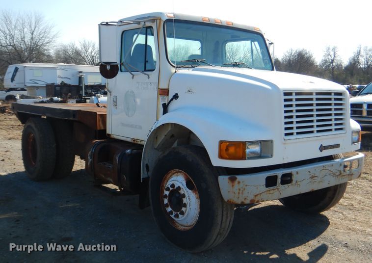 image for item DE4079 2001 International 4900 flatbed truck