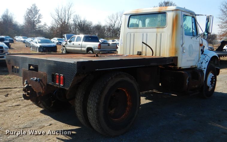 image for item DE4079 2001 International 4900 flatbed truck
