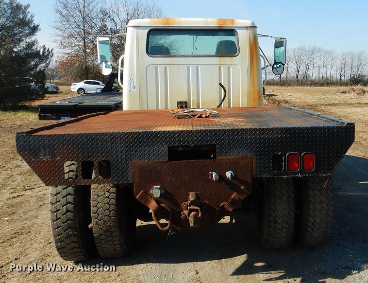 image for item DE4079 2001 International 4900 flatbed truck