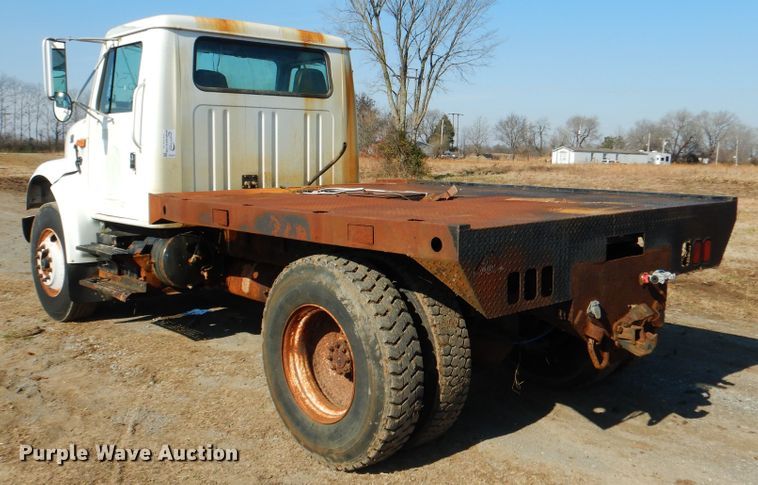 image for item DE4079 2001 International 4900 flatbed truck