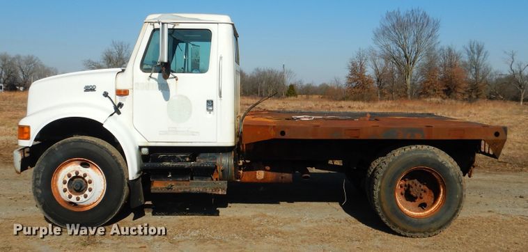 image for item DE4079 2001 International 4900 flatbed truck