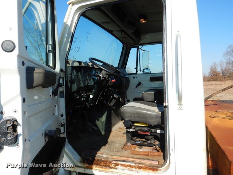 image for item DE4079 2001 International 4900 flatbed truck