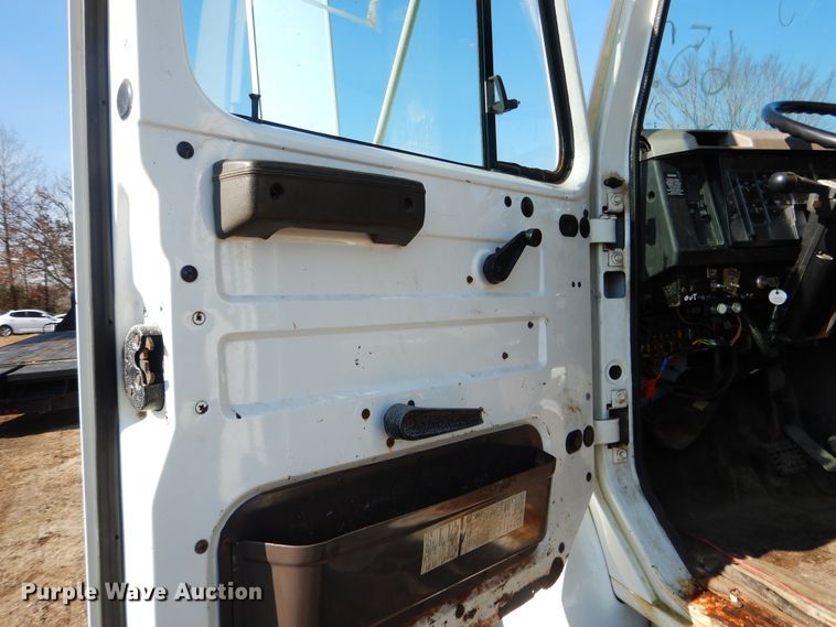 image for item DE4079 2001 International 4900 flatbed truck