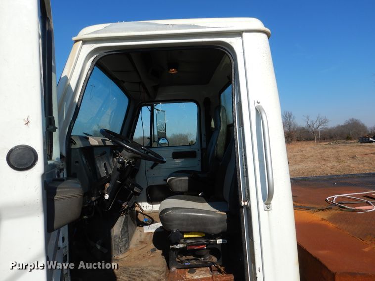 image for item DE4079 2001 International 4900 flatbed truck