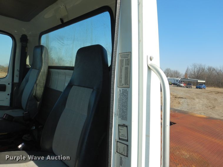 image for item DE4079 2001 International 4900 flatbed truck