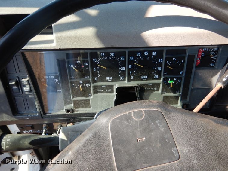 image for item DE4079 2001 International 4900 flatbed truck