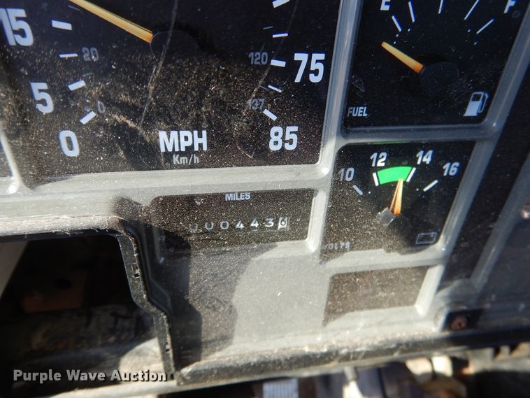 image for item DE4079 2001 International 4900 flatbed truck