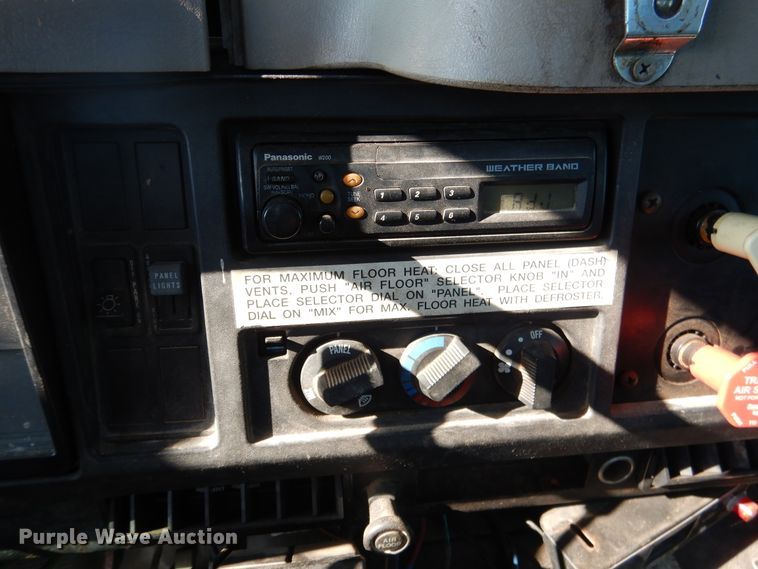 image for item DE4079 2001 International 4900 flatbed truck