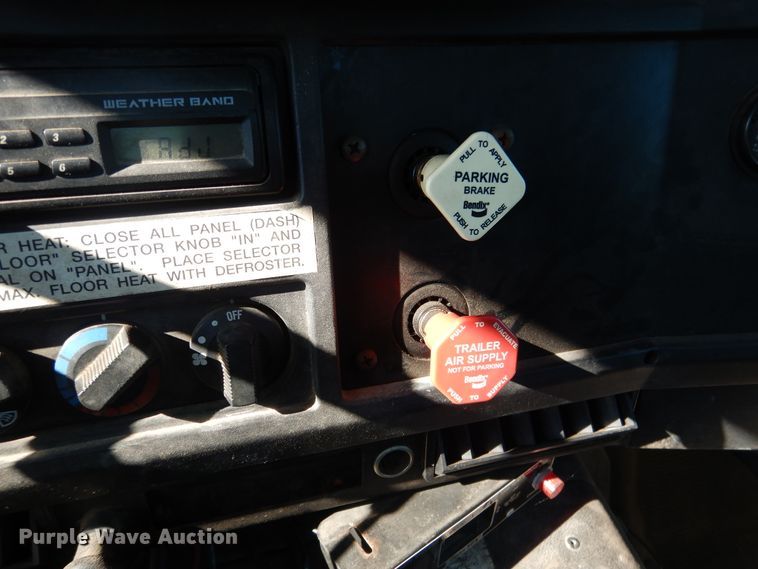 image for item DE4079 2001 International 4900 flatbed truck