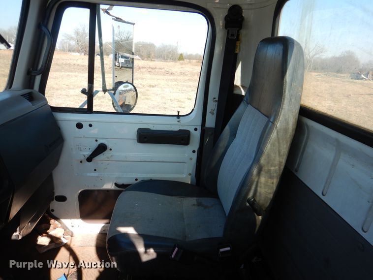 image for item DE4079 2001 International 4900 flatbed truck