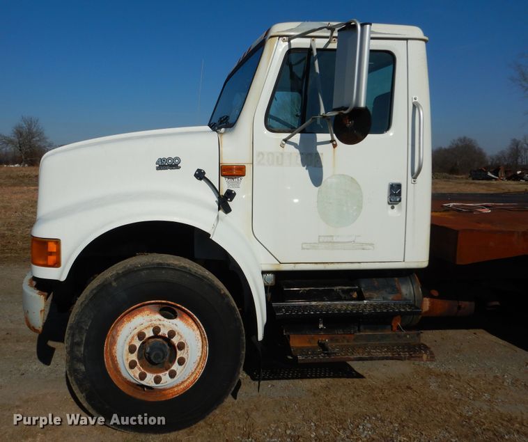 image for item DE4079 2001 International 4900 flatbed truck