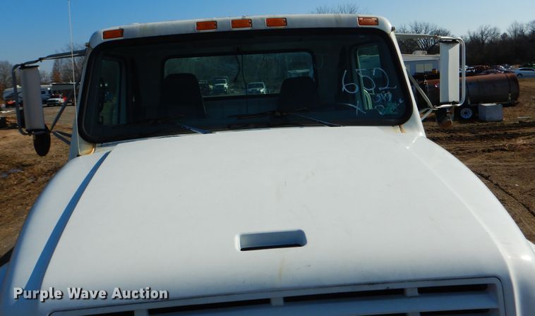 image for item DE4079 2001 International 4900 flatbed truck