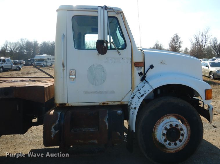 image for item DE4079 2001 International 4900 flatbed truck