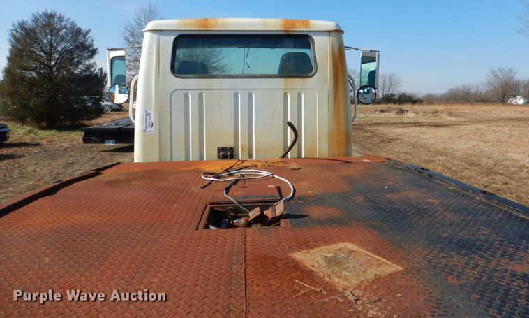 image for item DE4079 2001 International 4900 flatbed truck