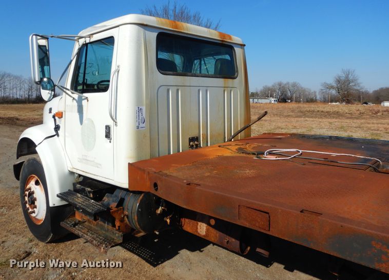 image for item DE4079 2001 International 4900 flatbed truck