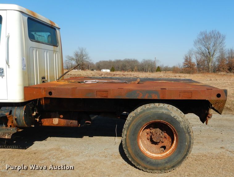 image for item DE4079 2001 International 4900 flatbed truck