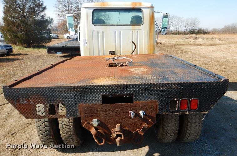 image for item DE4079 2001 International 4900 flatbed truck