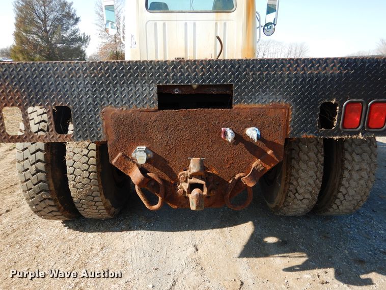 image for item DE4079 2001 International 4900 flatbed truck