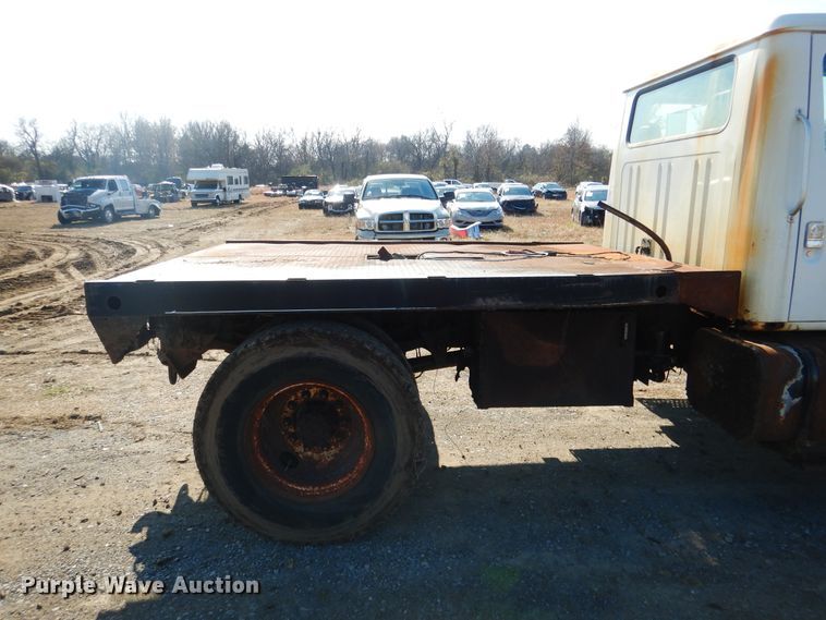 image for item DE4079 2001 International 4900 flatbed truck