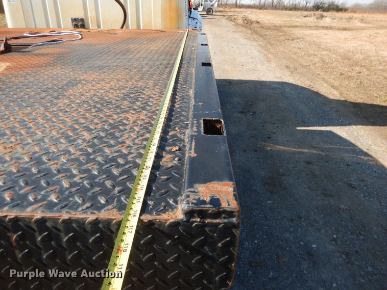 image for item DE4079 2001 International 4900 flatbed truck