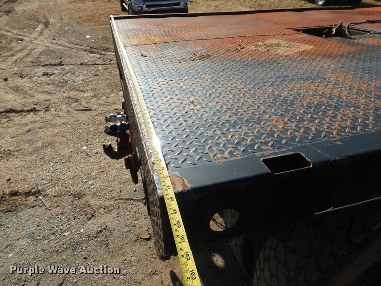 image for item DE4079 2001 International 4900 flatbed truck