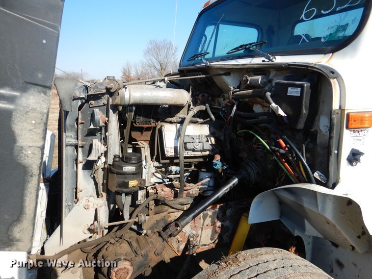 image for item DE4079 2001 International 4900 flatbed truck