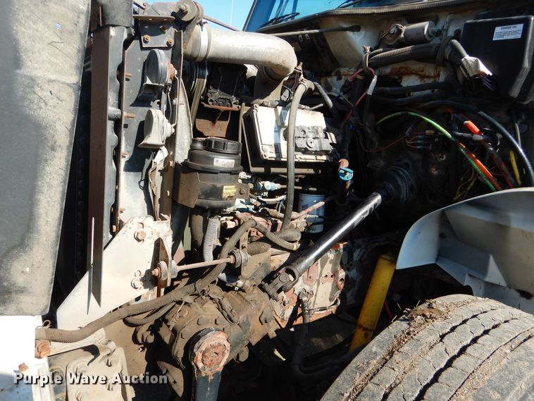 image for item DE4079 2001 International 4900 flatbed truck