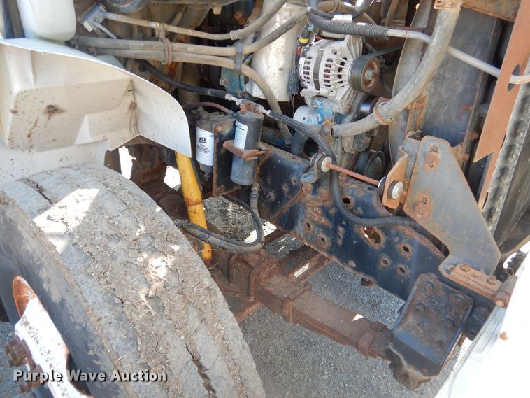 image for item DE4079 2001 International 4900 flatbed truck