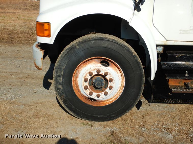 image for item DE4079 2001 International 4900 flatbed truck