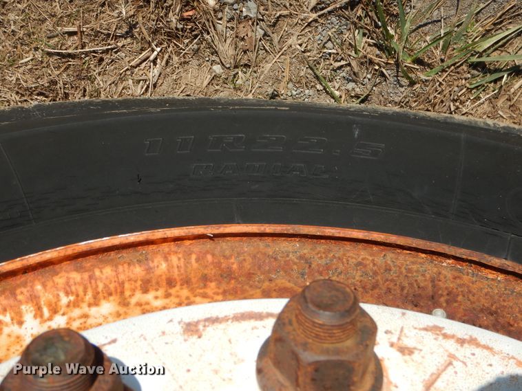 image for item DE4079 2001 International 4900 flatbed truck