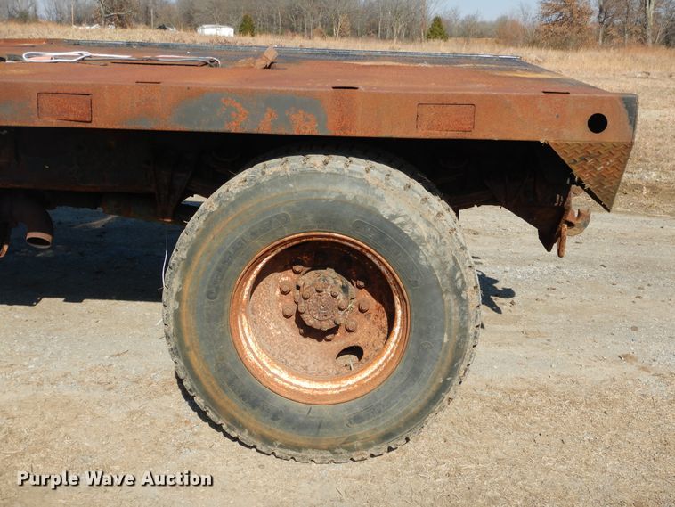 image for item DE4079 2001 International 4900 flatbed truck
