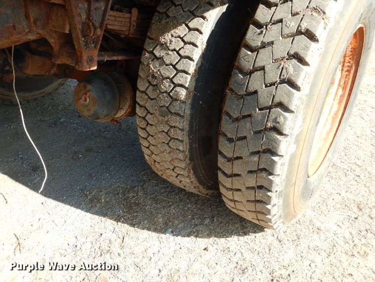 image for item DE4079 2001 International 4900 flatbed truck