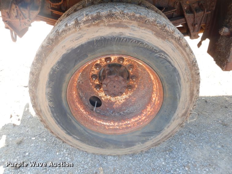 image for item DE4079 2001 International 4900 flatbed truck